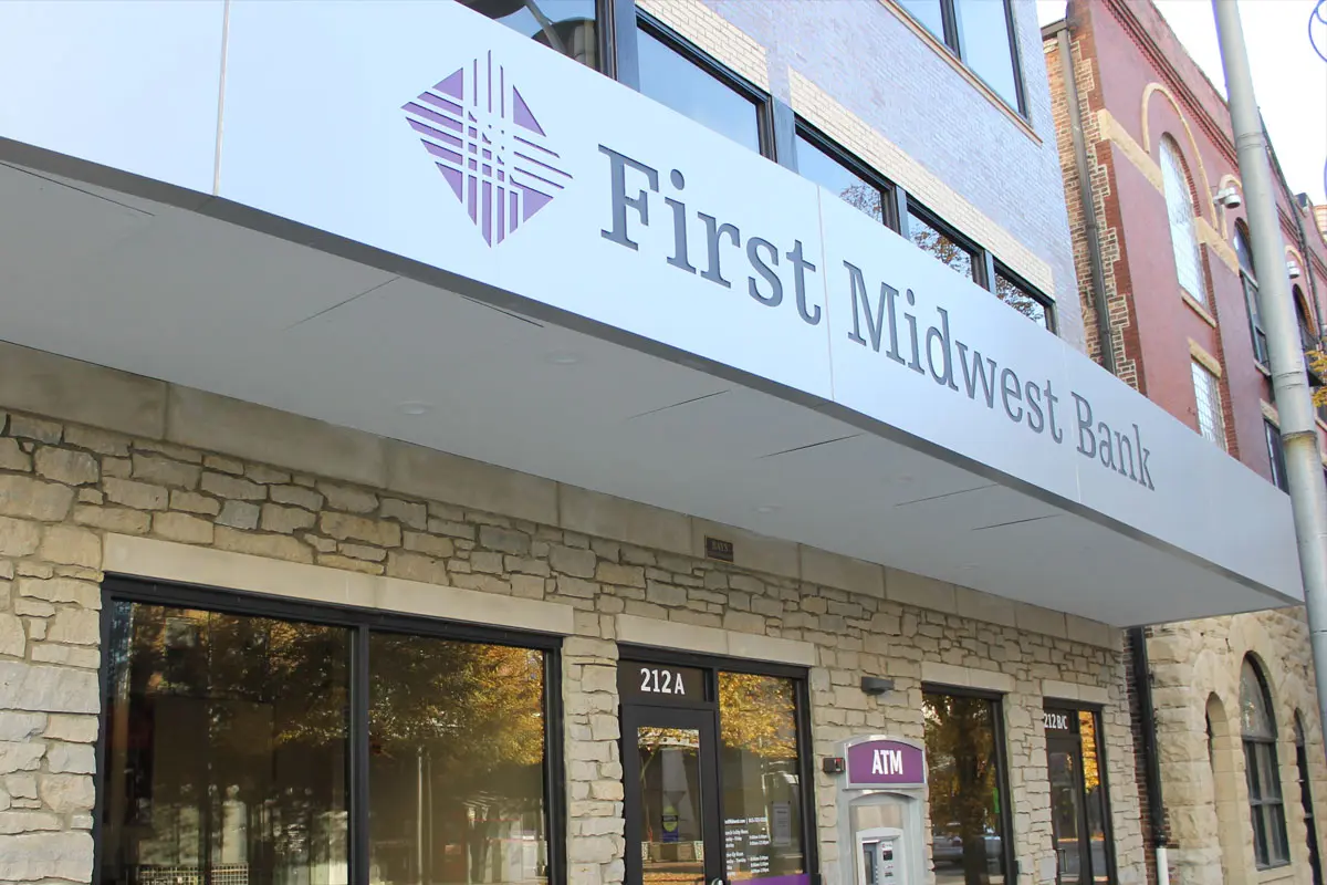 First Midwest银行品牌LOGO设计案例-银行行业标志设计方案