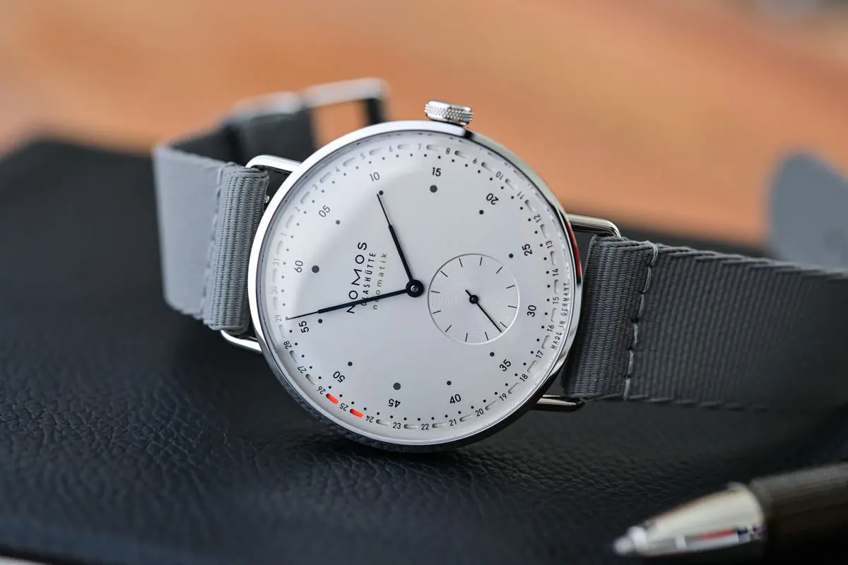 Nomos品牌LOGO设计案例-字母元素标志设计