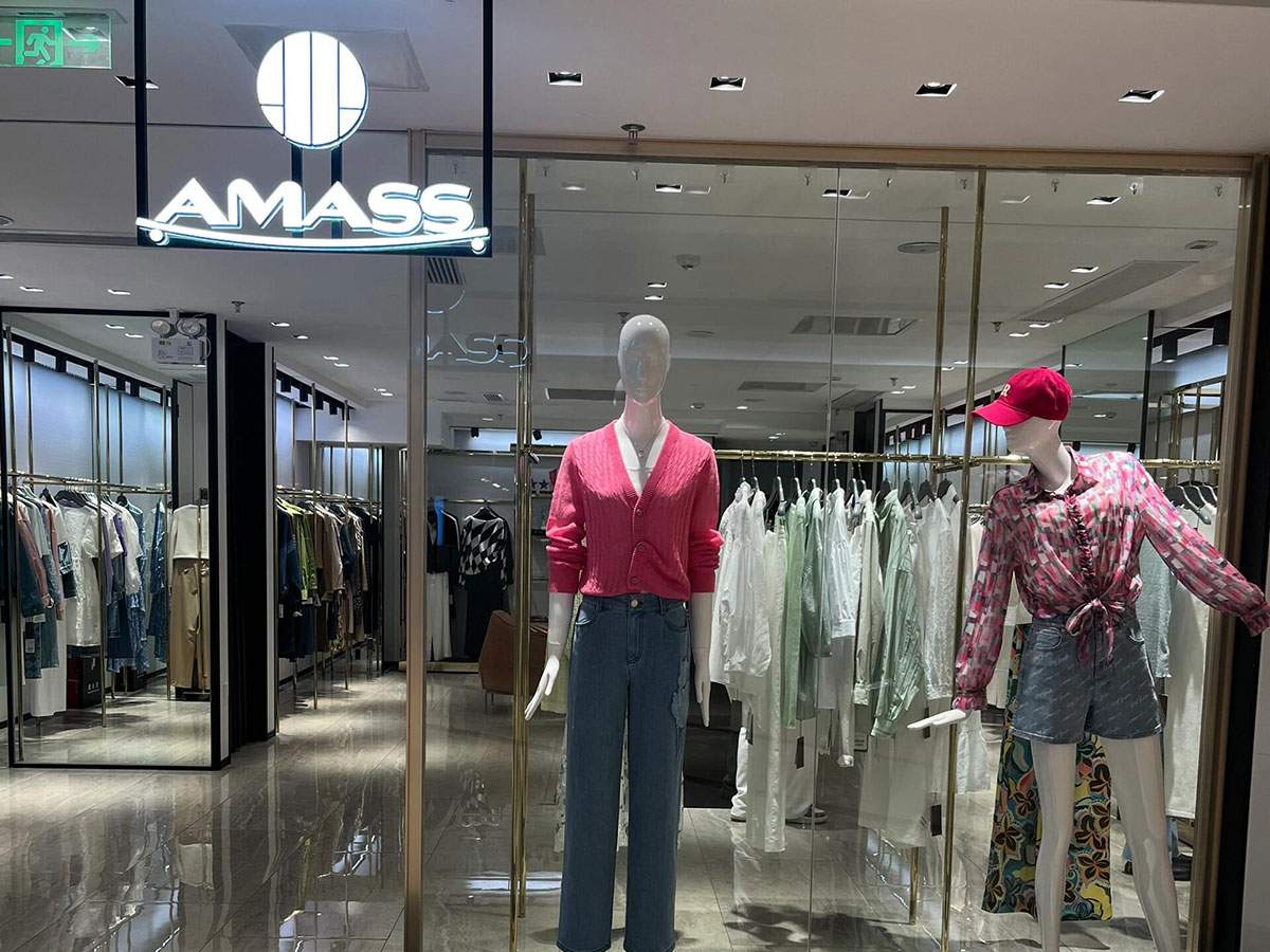 AMASS阿玛施服饰专卖店橱窗图片