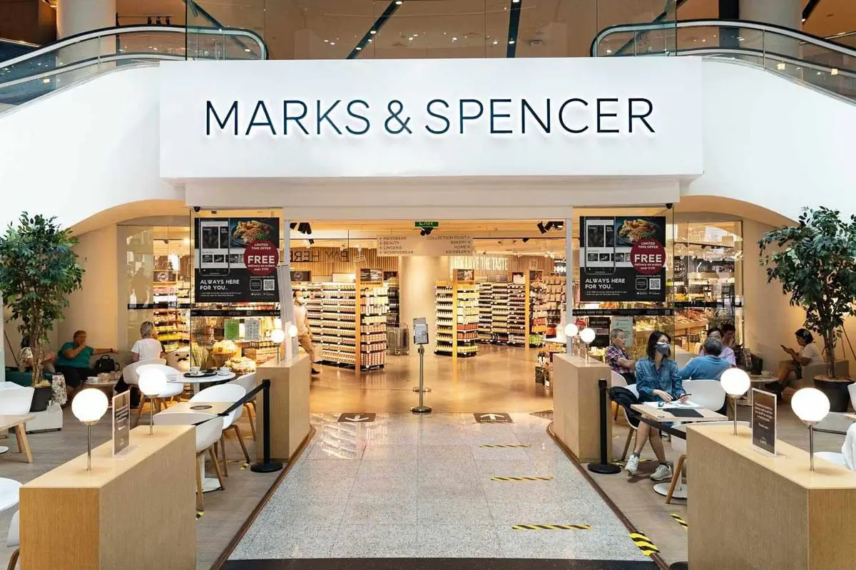 Marks & Spencer大门口