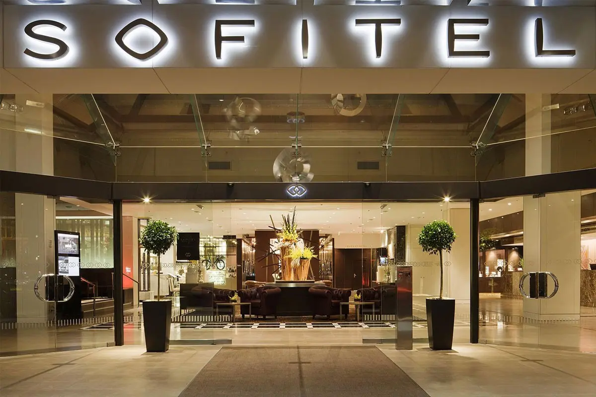 Sofitel大门口
