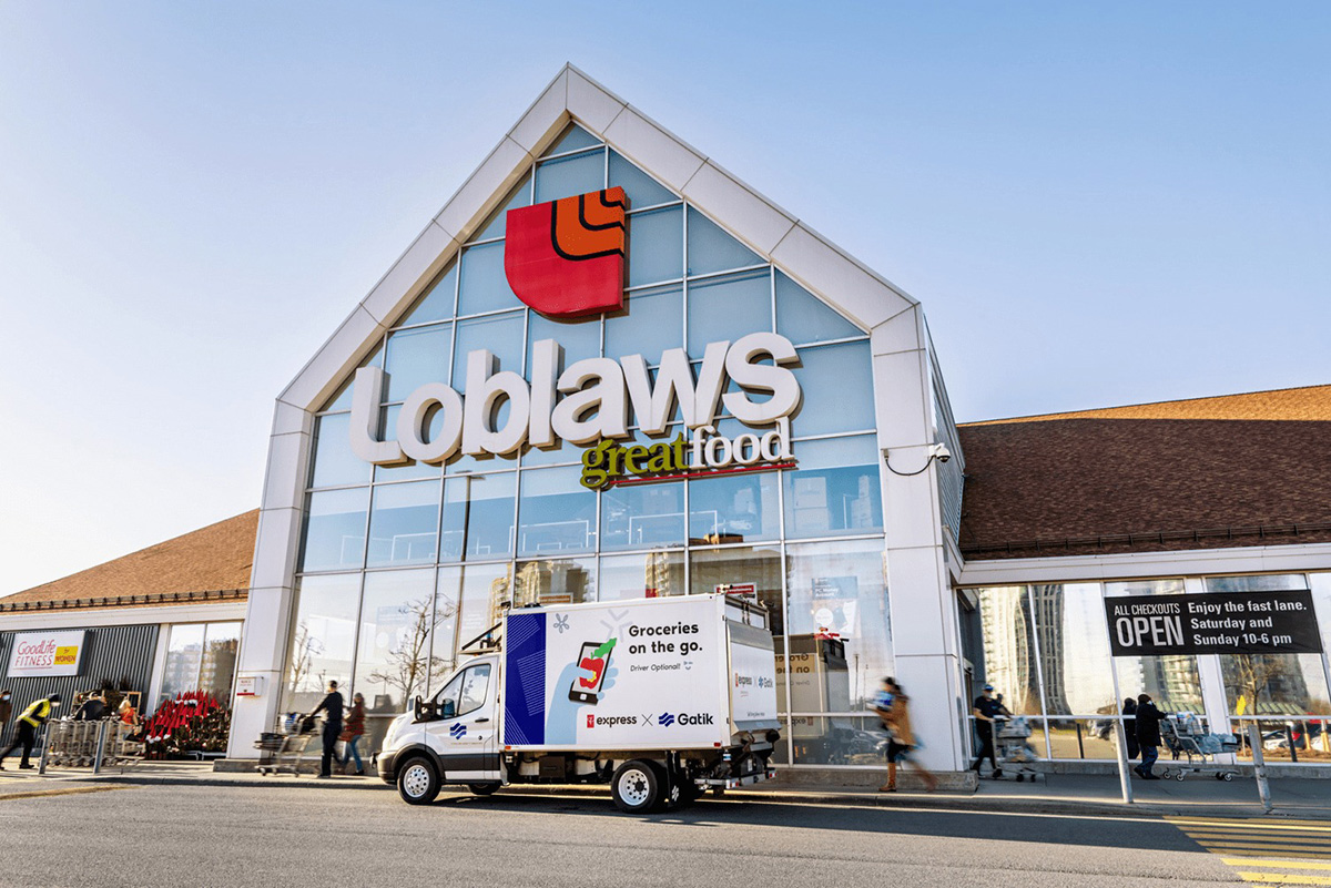 Loblaws加拿大连锁超市大门口-Lo字母标志设计