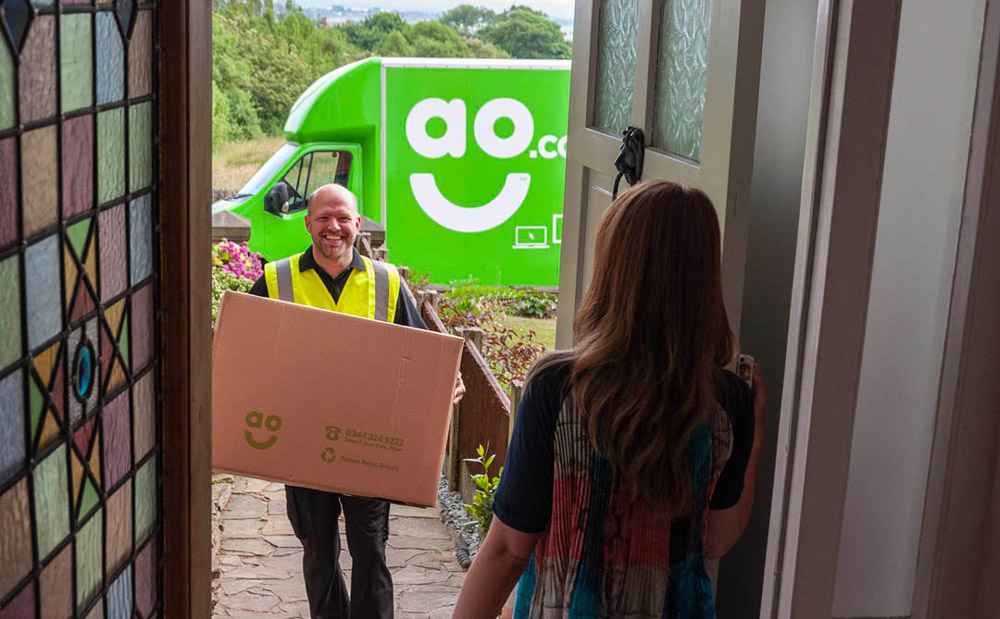 英国在线电器零售商logo设计-微笑的AO标志设计